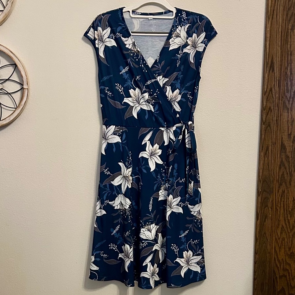 NWOT, Women’s Navy Floral Faux Wrap Dress, Size Small